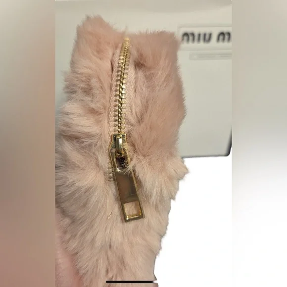 New in Box Rare Miu Miu Parfums GWP Larger Blush Faux Fur Clutch w/Gold Hardware - Picture 2 of 12